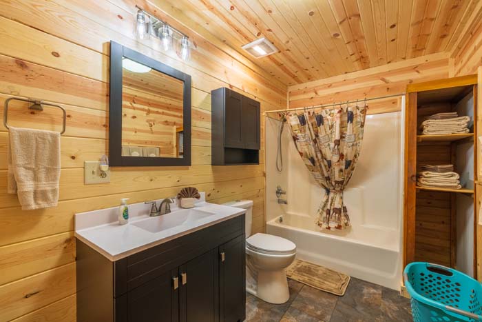 Big Oak Cabin nestled on wooded hillside