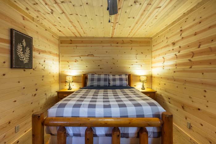 Big Oak Cabin surrounded by nature