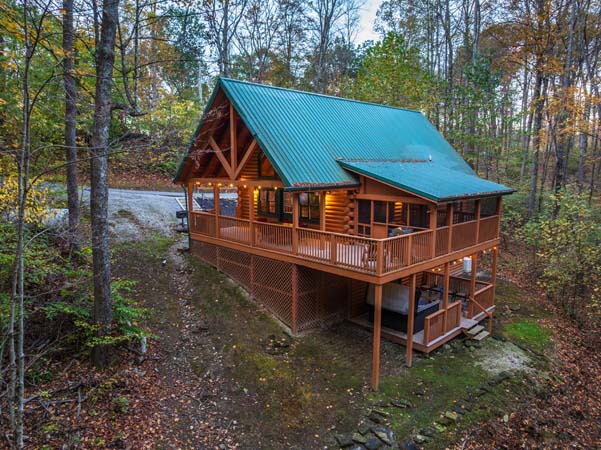Cardinal Cabin exterior in wooded setting in Hocking Hills Ohio
