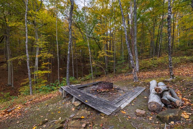 Open living space for groups at Cardinal Cabin