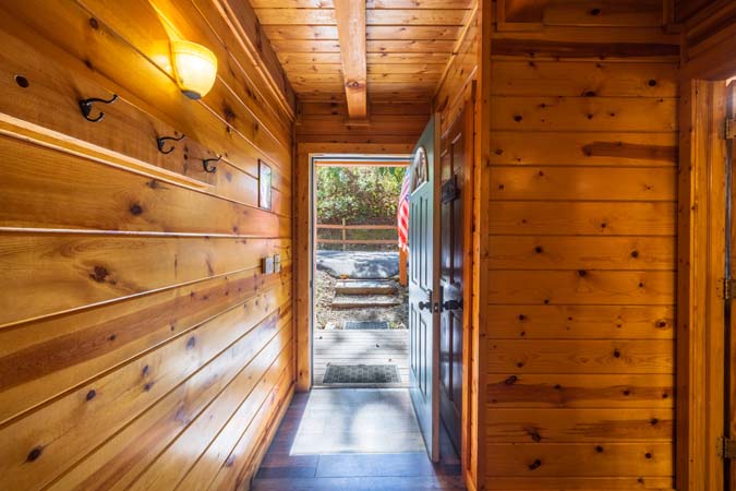 Dining table for large groups at Cardinal Cabin