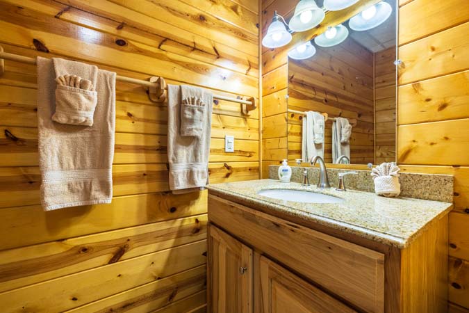 Private cabin getaway for groups at Cardinal Cabin