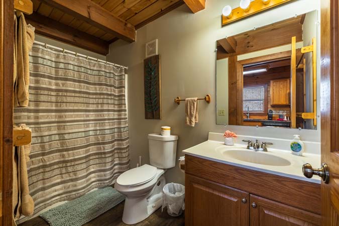 Rec area with ping pong table at Chickadee Cabin