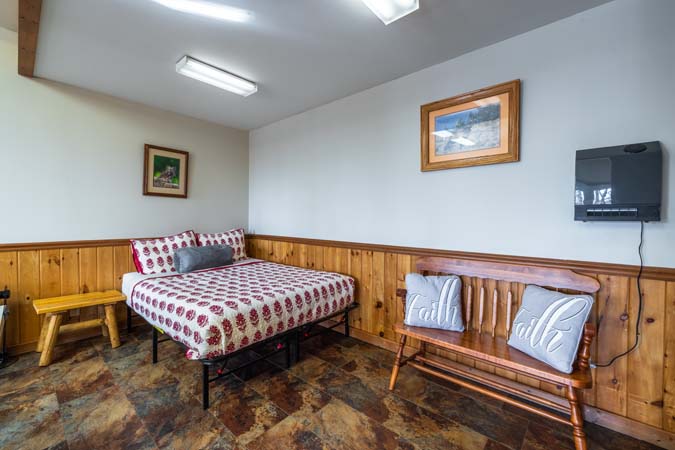 Private Hocking Hills getaway at Chickadee Cabin