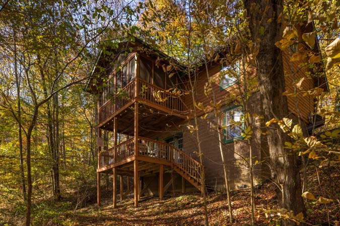 Chickadee Cabin showing log cabin design and decks