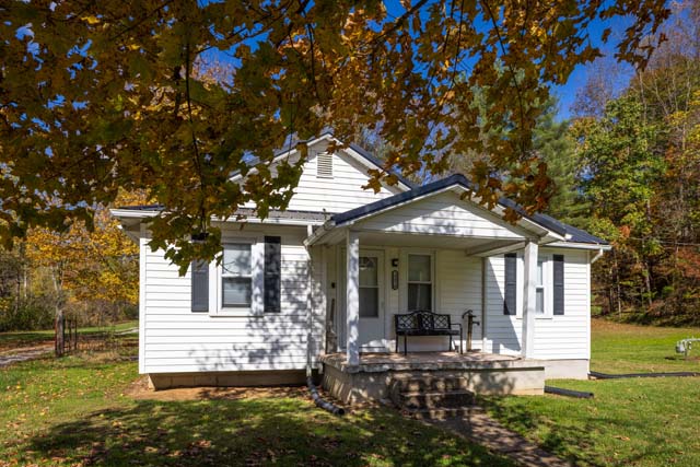 Country Cottage bedroom interior