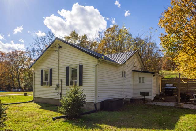 Country Cottage hot tub area