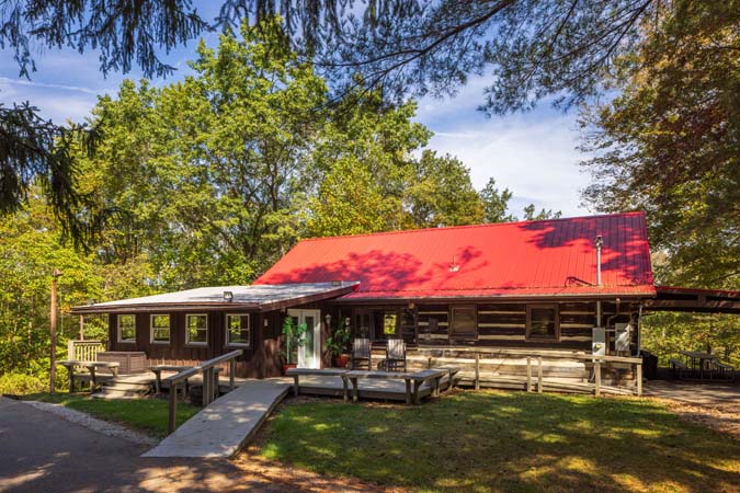 Secluded High Point Lodge atop wooded hillside in Hocking Hills Ohio