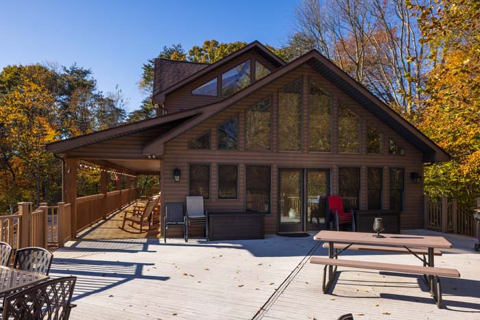 Secluded vacation home with expansive outdoor deck and views