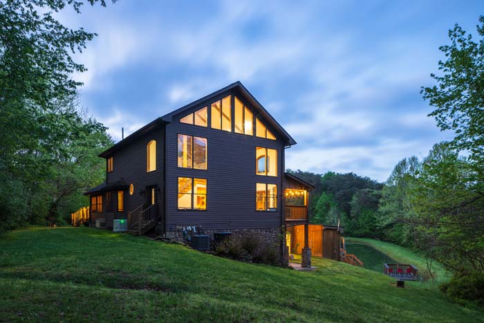 Hilltop Retreat dining area for large group gatherings
