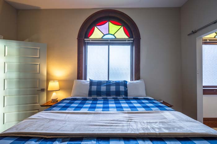 Front lawn and entry steps to Dragonfly Inn