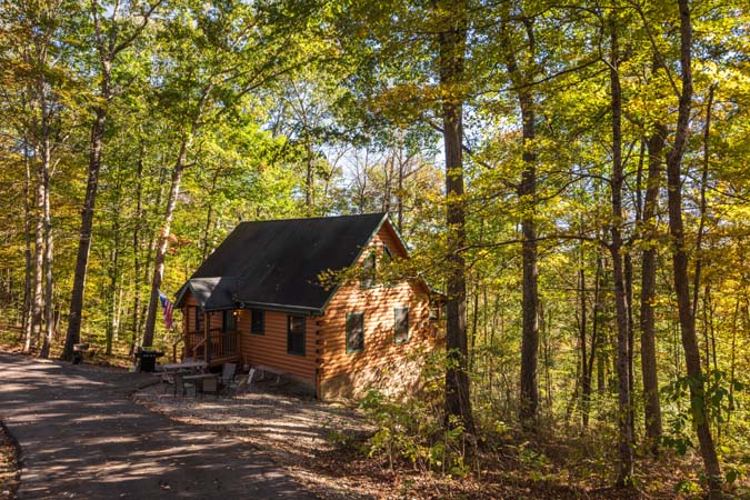 Secluded Mockingbird Cabin in wooded setting in Hocking Hills Ohio
