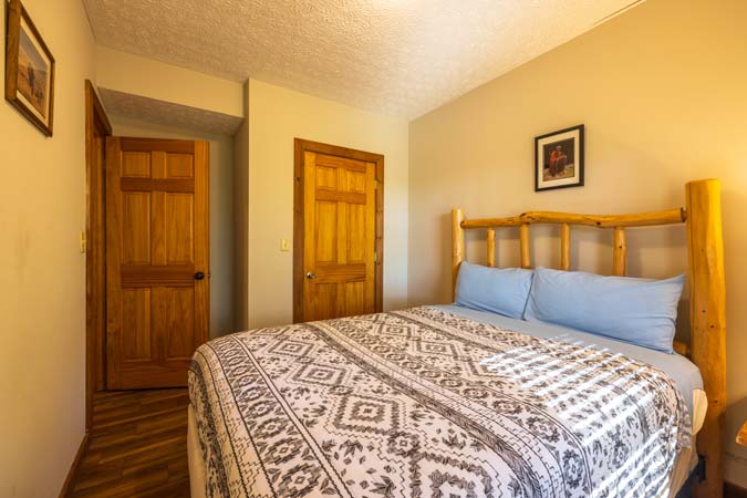 Private Hocking Hills getaway at Mockingbird Cabin