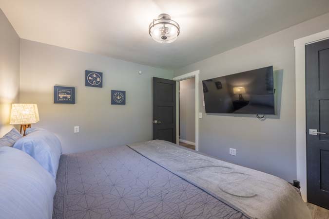 Full bathroom at Onyx Outpost