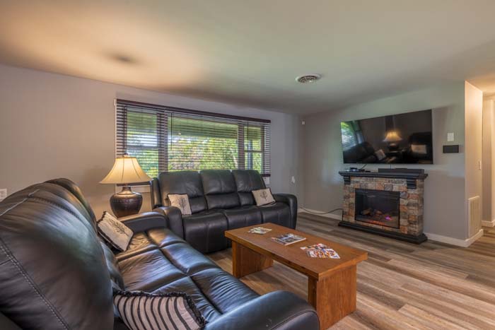 Three bedroom modern Hocking Hills rental