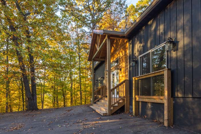 Side entry porch with steps at Peach Tree Lodge
