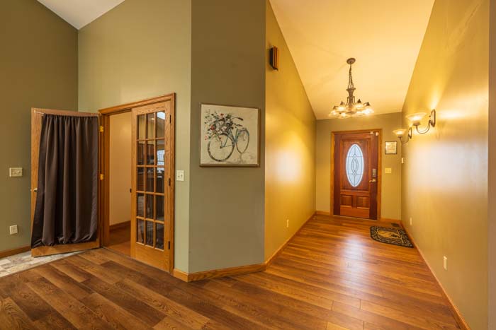 Entry foyer with hardwood floors and front door at Peach Tree Lodge