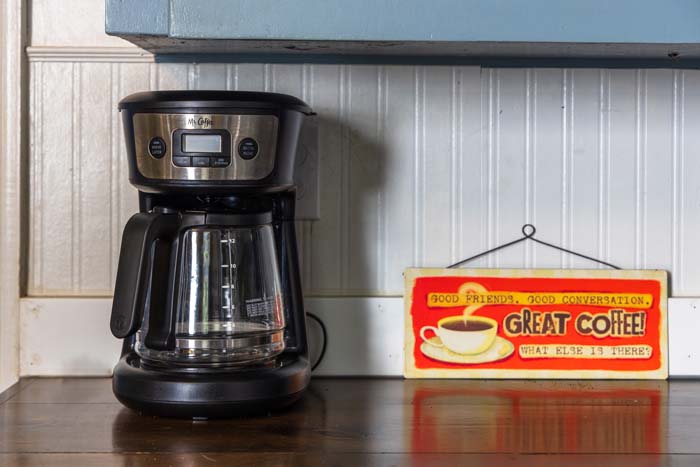 Drip coffee maker with a coffee sign