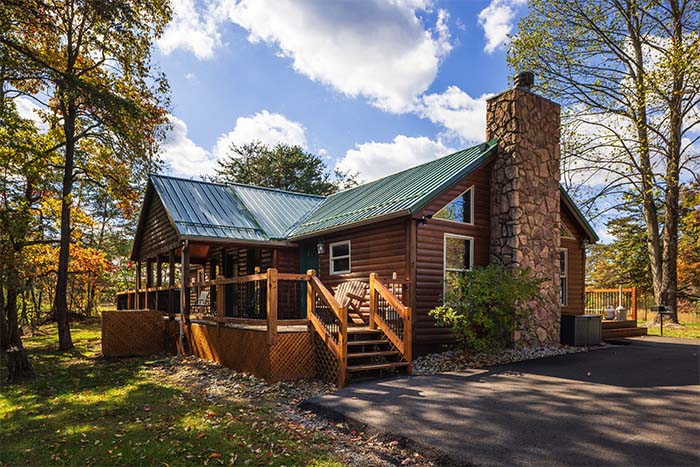 Secluded Sassafras Cabin surrounded by trees in Hocking Hills Ohio