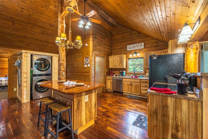 Fully equipped kitchen and dining area