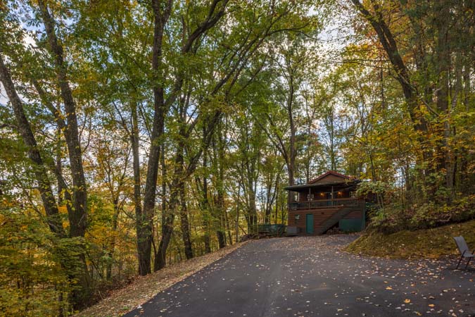 Big Oak Cabin exterior surrounded by woods in Hocking Hills Ohio