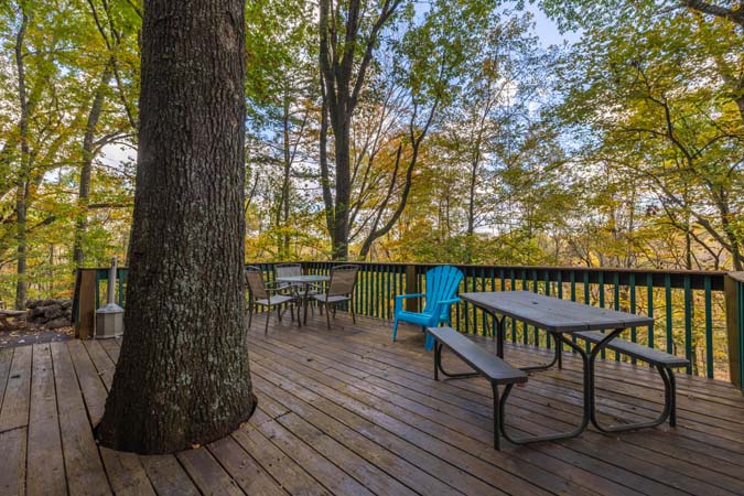 Dining area inside Big Oak Cabin in Hocking Hills Ohio