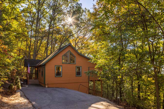 Secluded Bluebird Cabin surrounded by trees in Hocking Hills Ohio