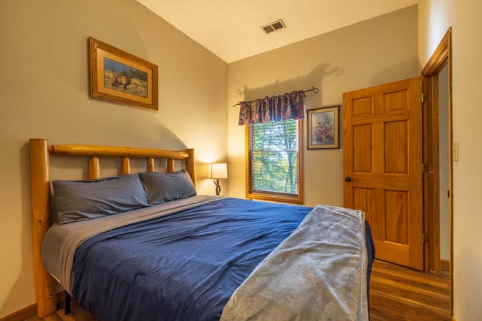 Private Hocking Hills getaway at Bluebird Cabin