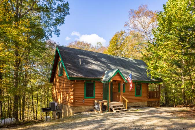 Catbird Cabin exterior in wooded setting in Hocking Hills Ohio