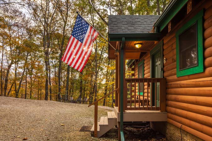 Open living space for groups at Catbird Cabin