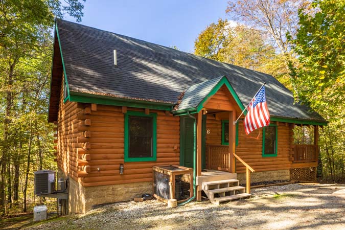 Secluded Catbird Cabin surrounded by trees in Hocking Hills Ohio