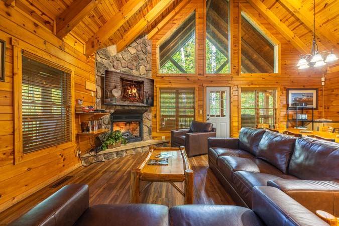 Dining area for groups at Catbird Cabin