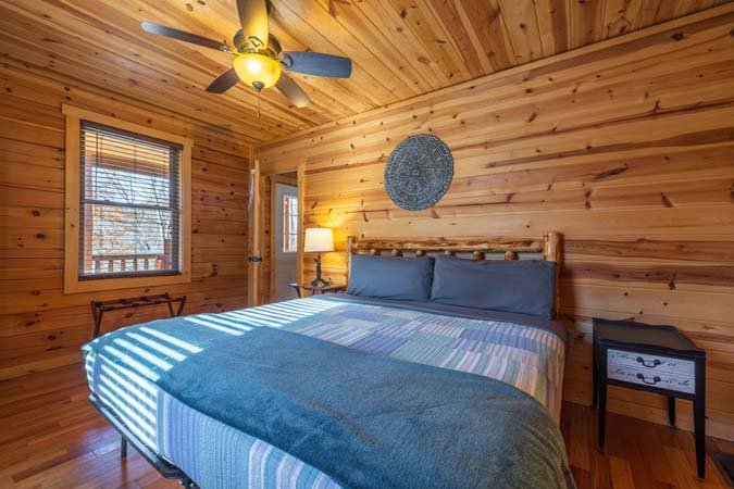 Cozy log cabin retreat at Little Pine Cabin